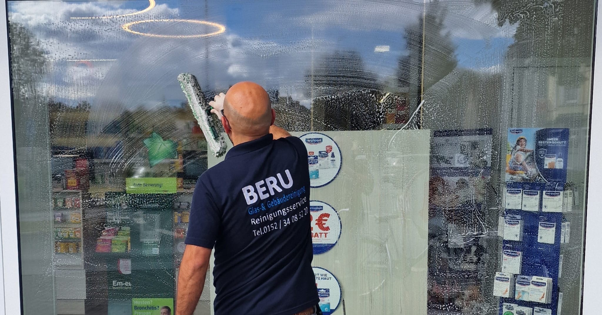 Fensterreinigung bei BERU als Motiv einer Beispielkampagne