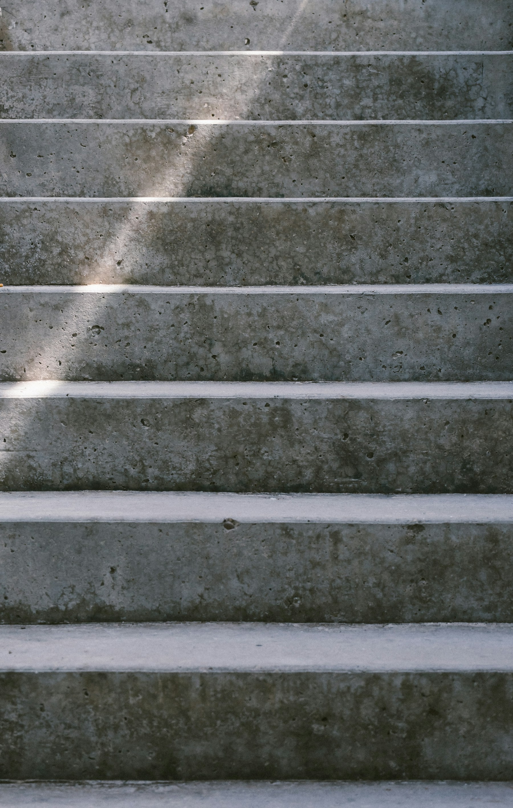Licht fällt über die klaren Linien einer Betontreppe