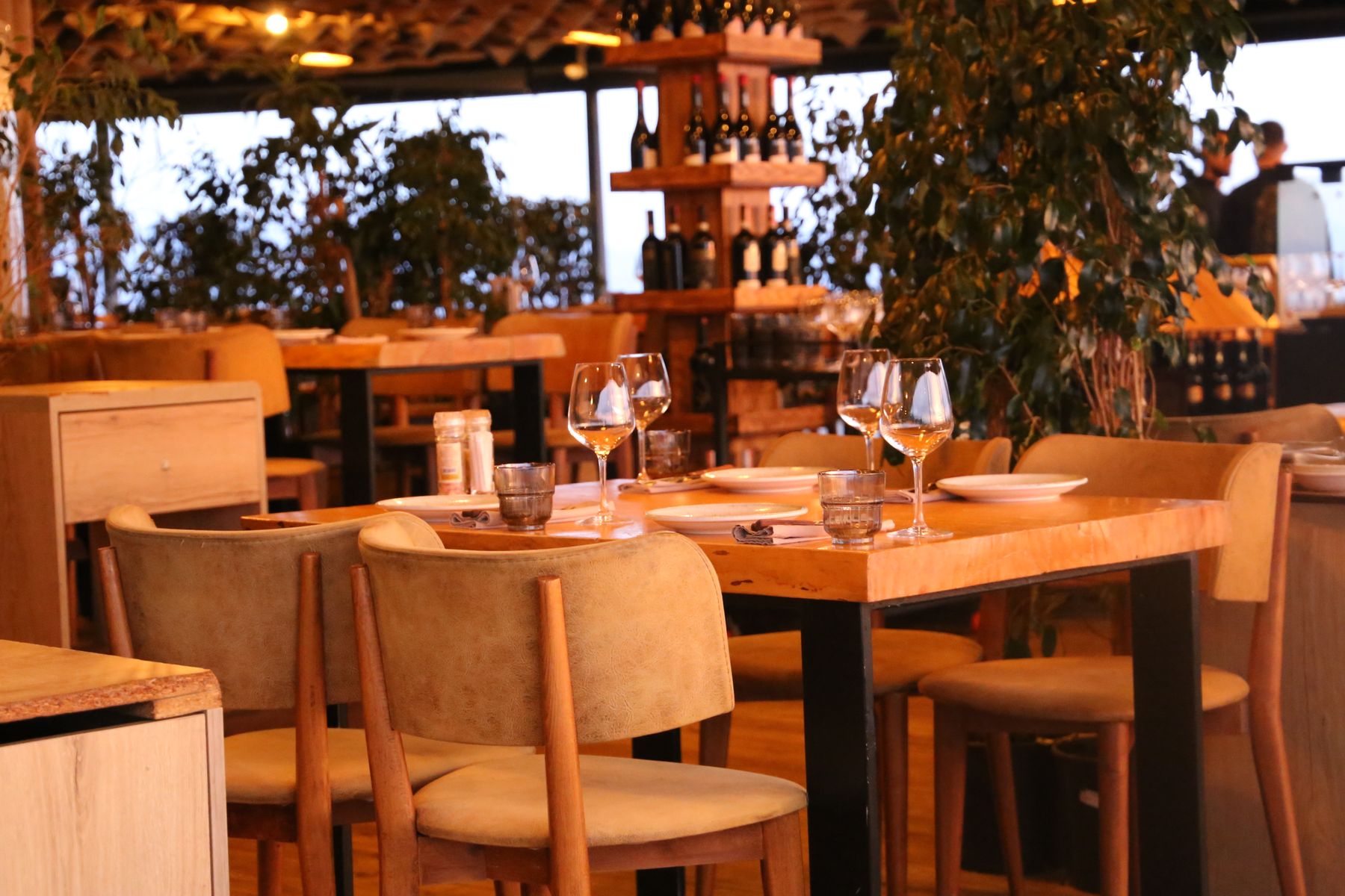 Warmer Restaurantinnenraum mit eingedeckten Tischen